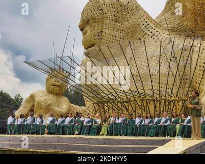 Kinigi, Rwanda 2nd septembre 2022 célébrités invités assis avant de nommer un bébé gorille lors de la 18th cérémonie annuelle rwandaise de dénomination de bébé Gorilla ÒKwita IzinaÓ Banque D'Images