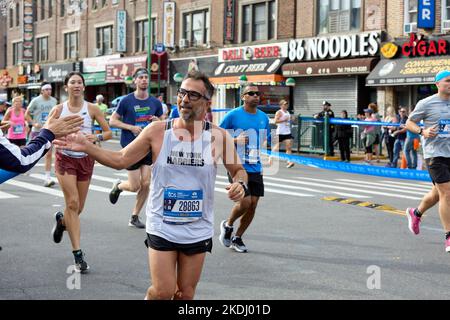 Brooklyn, NY, États-Unis. 6th novembre 2022. Le TCS New York City Marathon 2022 est à pleine capacité avec plus de 50 000 coureurs de 150 pays. (Image de crédit : © Mark J. Sullivan/ZUMA Press Wire) Banque D'Images