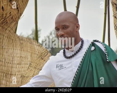 Kinigi, Rwanda 2nd septembre 2022 Didier Drogba ancienne star du football et légende du FC Chelsea nommant un gorille de bébé lors de la cérémonie annuelle de dénomination des gorilles de bébé rwandaises 18th ÒKwita IzinaÓ Banque D'Images