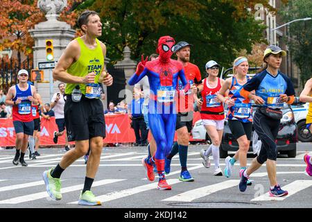 New York, États-Unis. 6th novembre 2022. The Amazing Spider Man court avec le pack entrant dans Central Park pendant le marathon de la ville de TCS New York. Credit: Enrique Shore/Alay Live News Banque D'Images