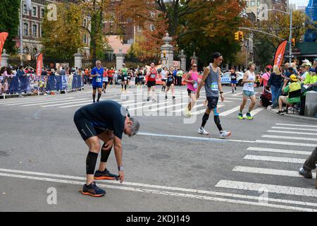 New York, États-Unis. 6th novembre 2022. Un coureur (L) ralentit avec des crampes dans sa jambe lorsque les participants entrent dans Central Park pendant le TCS New York City Marathon. Credit: Enrique Shore/Alay Live News Banque D'Images