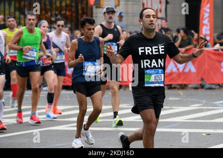 New York, États-Unis. 6th novembre 2022. Un coureur portant un maillot « Free Iran » participe au TCS New York City Marathon. Credit: Enrique Shore/Alay Live News Banque D'Images