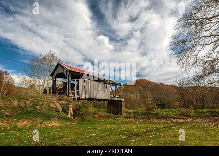 Rinard Mills, Ohio, États-Unis-oct 25, 2022: Paysage du pont couvert de Knowlton, construit à l'origine en 1887, lors d'une belle journée d'automne dans le comté rural de Monroe. Banque D'Images