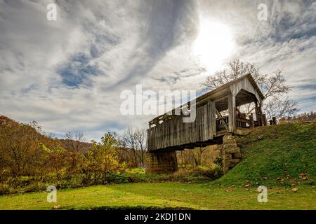 Rinard Mills, Ohio, États-Unis-oct 25, 2022: Les vestiges du pont couvert de Knowlton, construit à l'origine en 1887, c'était l'un des deux plus longs ponts de l'Ohio wi Banque D'Images