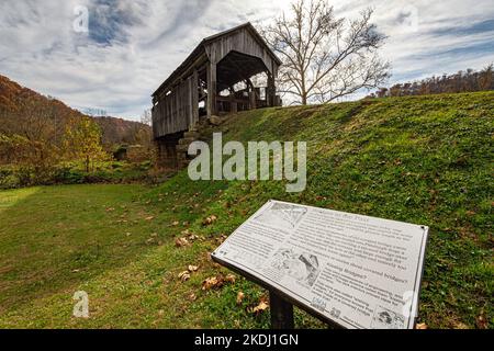 Rinard Mills, Ohio, États-Unis-oct 25, 2022 : Pont couvert de Knowlton, construit à l'origine en 1887, et un panneau d'information sur l'histoire de ce monument. Banque D'Images