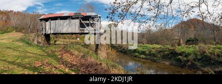 Rinard Mills, Ohio, États-Unis-oct 25, 2022: Vue panoramique sur les vestiges du pont couvert de Knowlton, construit à l'origine en 1887, les abattements, et le petit Banque D'Images