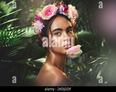 Beauté, fleurs et femme avec une couronne en studio pour le soin de la peau, le nettoyage et le bien-être avec produit de la nature. Portrait, rose et modèle de fille se détendre Banque D'Images