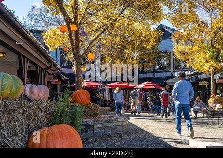 Les gens qui profitent d'une belle journée d'automne parmi les boutiques et les restaurants de la station de montagne dans le centre-ville de Highlands, en Caroline du Nord. (ÉTATS-UNIS) Banque D'Images