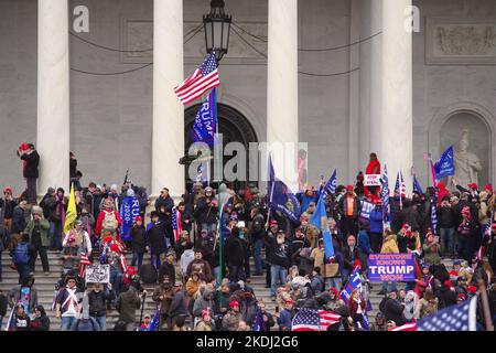 Washington, DC, États-Unis. 6 janvier 2021. Les partisans du président Donald Trump occupent le front ouest du Capitole américain. Banque D'Images