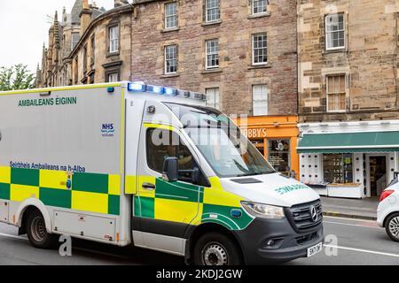 Ambulance écossaise avec chauffeur de sexe masculin dans le centre-ville d'Édimbourg, faisant partie du National Health Service au Royaume-Uni, en Écosse, au Royaume-Uni Banque D'Images