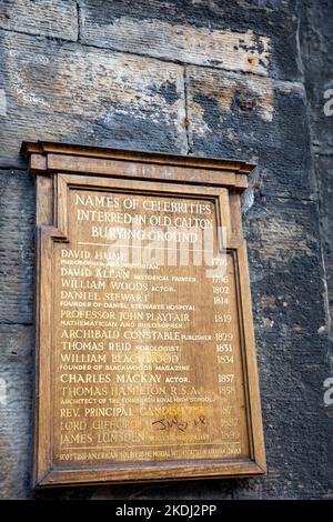 Old Calton enterrant la plaque de terre à des célébrités enterrées ici, Edimbourg, Ecosse, Royaume-Uni, été 2022 Banque D'Images