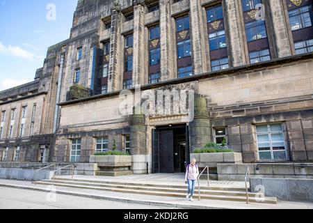 Centre-ville d'Edimbourg St Andrews House bâtiment, siège du gouvernement écossais, modèle libéré femme d'âge moyen visiteur, Edimbourg, Ecosse Banque D'Images
