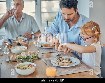 Restaurant, fille et père avec découpe, nourriture ou viande sur table pour l'apprentissage, l'enseignement et l'aide. Papa, fille et déjeuner avec fourchette, couteau et Banque D'Images