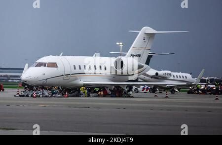 Les activistes sont assis sous les jets privés, tandis que certains sont enchaînés aux roues de l'aéroport Schiphol-East lors de la manifestation climatique. Plus de 200 activistes de la rébellion d'extinction et du climat de Greenpeace ont été arrêtés samedi après-midi à l'aéroport de Schiphol-East, vers 07 h 15, Marechussee - la police de sécurité des pays-Bas, a rapporté que tous les activistes ont été retirés du site, les activistes ont réduit et coupé la barrière des paramètres. Selon un porte-parole de Greenpeace, plus de 500 manifestants ont tenté d'empêcher le décollage des jets privés. Certains ont parcouru le site et à l'entrée, positione Banque D'Images