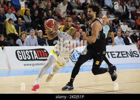 PalaOlimpia, Vérone, Italie, 06 novembre 2022, Pénétration de Karvel Anderson - Tezenis Verona pendant Tezenis Verona vs Dolomiti Energia Trentino - Championnat italien de basket-ball Série Banque D'Images