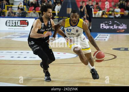 PalaOlimpia, Vérone, Italie, 06 novembre 2022, Jamarr Sanders - Verona de Tezenis pendant Verona de Tezenis contre Dolomiti Energia Trentino - Championnat italien de basket-ball A Serie Banque D'Images