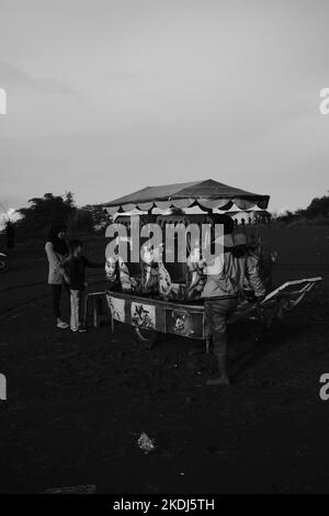 Cikancung, West Java, Indonésie - 23 octobre 2022 : photos en noir et blanc, photos monochromes de mini trains à louer aux visiteurs Banque D'Images