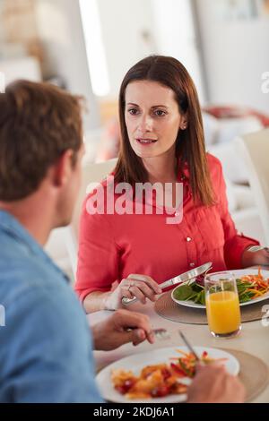 Vous allez manger ou avoir faim. Une femme en colère affronte son mari au déjeuner. Banque D'Images