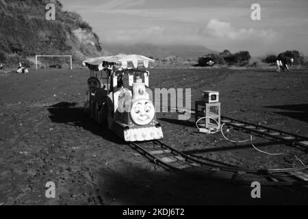 Cikancung, West Java, Indonésie - 23 octobre 2022 : photos en noir et blanc, photos monochromes de mini trains à louer aux visiteurs Banque D'Images