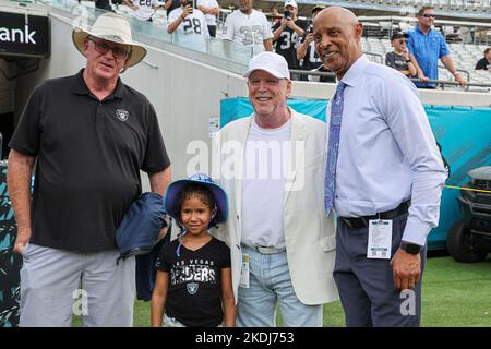 Samedi, 6 novembre 2022 ; Jacksonville, Floride, États-Unis ; Mark Davis, propriétaire des Raiders de Las Vegas, pose pour une photo avant un match de la NFL contre le Jacksonville J. Banque D'Images