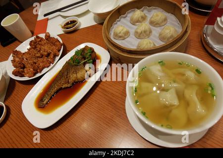 Chinois Dim Sum - porc et poisson frits avec soupe de nouilles wonton et Xiao long Bao (boulettes de porc cuites à la vapeur de Shanghai remplies de bouillon) Banque D'Images