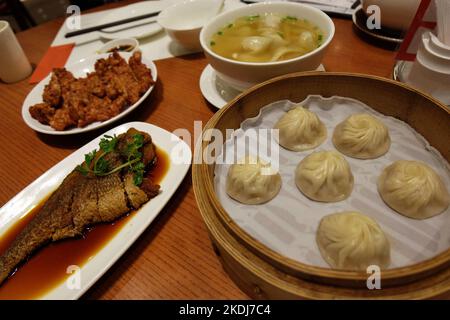 Chinois Dim Sum - porc et poisson frits avec soupe de nouilles wonton et Xiao long Bao (boulettes de porc cuites à la vapeur de Shanghai remplies de bouillon) Banque D'Images