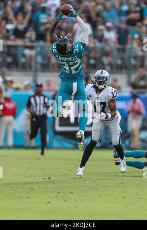 Samedi, 6 novembre 2022 ; Jacksonville, Floride, États-Unis ; Le cornerback des Jaguars de Jacksonville Tyson Campbell (32) intercepte presque le quartier des Raiders de Las Vegas Banque D'Images