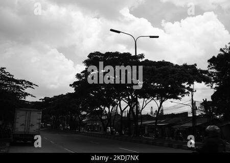 Cikancung, West Java, Indonésie - 29 octobre 2022 : photo en noir et blanc, photo monochrome d'une foule sur l'autoroute dans l'après-midi Banque D'Images