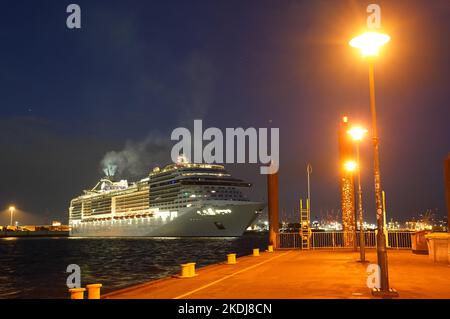 Hambourg, Allemagne. 07th novembre 2022. Le bateau de croisière 'MSC Preziosa' arrive dans le port de Hambourg. Credit: Marcus Brandt/dpa/Alay Live News Banque D'Images