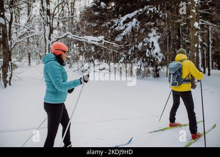 Couple senior ski ensemble au milieu de la forêt Banque D'Images