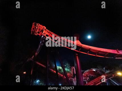 UTILISATION ÉDITORIALE SEULEMENT en photo est l'un des derniers manèges de Nemesis à Alton Towers Resort dans Staffordshire avant qu'il ferme pour une rénovation jusqu'en 2024. Date de la photo: Dimanche 6 novembre 2022. Banque D'Images