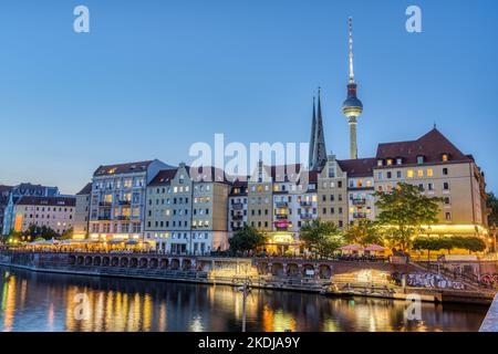 Le Nikolaiviertel, la rivière Spree et la tour de télévision de Berlin après le coucher du soleil Banque D'Images