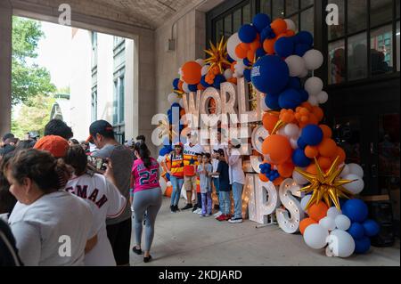 Houston, États-Unis. 06th novembre 2022. Les Houstoniens se rassemblent à minute Maid Park pour célébrer et apprécier la fête de la rue dans le centre-ville de Houston le dimanche, 6 novembre 2022 après que les Astros ont remporté la série de 2022. Les fans étaient en file d'attente pour entrer dans le Team Store et acheter les maillots officiels World Series Champion et memoribilia. (Photo de Jennifer Lake/SIPA USA) crédit: SIPA USA/Alay Live News Banque D'Images