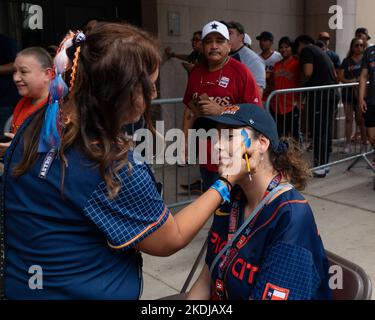 Houston, États-Unis. 06th novembre 2022. Les Houstoniens se rassemblent à minute Maid Park pour célébrer et apprécier la fête de la rue dans le centre-ville de Houston le dimanche, 6 novembre 2022 après que les Astros ont remporté la série de 2022. Les fans étaient en file d'attente pour entrer dans le Team Store et acheter les maillots officiels World Series Champion et memoribilia. (Photo de Jennifer Lake/SIPA USA) crédit: SIPA USA/Alay Live News Banque D'Images