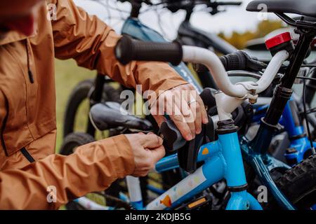 Gros plan sur la mise de bicyclettes sur un porte-voiture. Banque D'Images