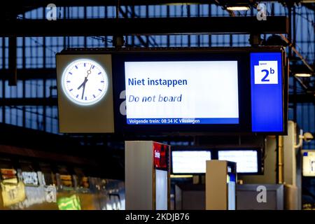 2022-11-07 07:32:20 AMSTERDAM - un panneau d'information à la gare centrale d'Amsterdam. La Nouvelle-Écosse court sur un certain nombre de routes avec moins de trains, en raison de la pénurie continue de personnel. ANP ROBIN VAN LONKHUIJSEN pays-bas sortie - belgique sortie Banque D'Images