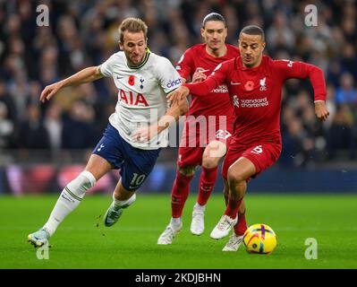 Londres, Royaume-Uni. 6th novembre 2022. Londres, Royaume-Uni. 06th novembre 2022. 06 Nov 2022 - Tottenham Hotspur v Liverpool - Premier League - Tottenham Hotspur Stadium Harry Kane de Tottenham combat avec Thiago Alcantara. Crédit photo : Mark pain/Alamy Live News Banque D'Images