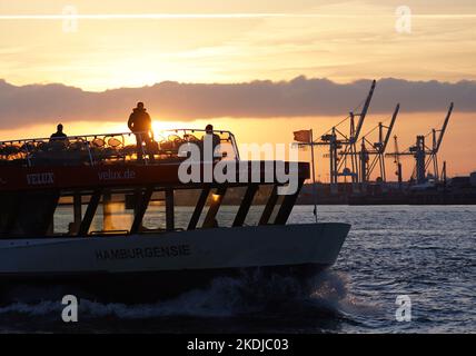 Hambourg, Allemagne. 07th novembre 2022. Un ferry portuaire navigue au lever du soleil sur l'Elbe dans le port de Hambourg. Credit: Marcus Brandt/dpa/Alay Live News Banque D'Images