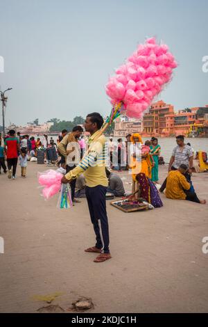 8 juillet 2022 Haridwar Inde. Un homme qui vend des bonbons en coton colorés sur les rives ou les ghats de la rivière Ganges. Banque D'Images