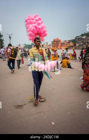 8 juillet 2022 Haridwar Inde. Un homme qui vend des bonbons en coton colorés sur les rives ou les ghats de la rivière Ganges. Banque D'Images