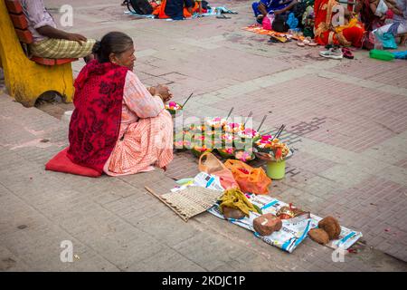 8 juillet 2022 Haridwar Inde. Une vieille dame qui vend un panier de fleurs coloré sur les rives ou les ghats de la rivière Ganges pour les rituels hindous. Banque D'Images