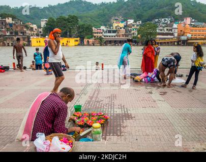 8 juillet 2022 Haridwar Inde. Un homme qui vend des fleurs colorées sur les rives ou les ghats de la rivière Ganges pour les rituels hindous. Banque D'Images