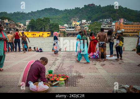 8 juillet 2022 Haridwar Inde. Un homme qui vend des fleurs colorées sur les rives ou les ghats de la rivière Ganges pour les rituels hindous. Banque D'Images