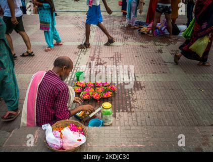 8 juillet 2022 Haridwar Inde. Un homme qui vend des fleurs colorées sur les rives ou les ghats de la rivière Ganges pour les rituels hindous. Banque D'Images