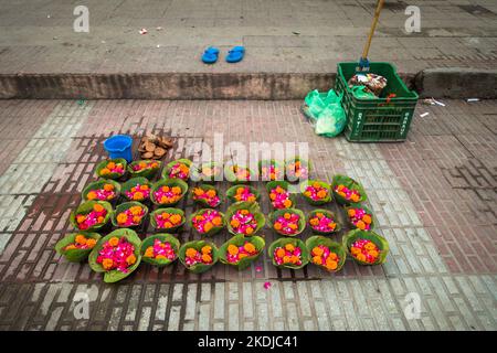 8 juillet 2022 Haridwar Inde. Paniers de fleurs colorés sur les rives ou les ghats de la rivière Gange pour les rituels hindous. Banque D'Images