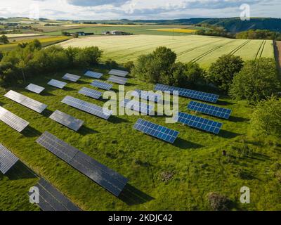 Une vue aérienne d'une grande plante solaire dans un pré Banque D'Images