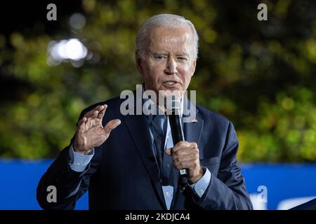 Bronxville, New York, États-Unis. 6th novembre 2022. Le président Joseph Biden Jr. Parle pendant l'arrêt de campagne pour la gouverneure Kathy Hochul au Collège Sarah Lawrence à Bronxville. Plus de milliers de participants ont assisté au rassemblement. De nombreux élus ont pris la parole au cours du rassemblement, notamment les deux sénateurs de l'État Charles Schumer et Kirsten Gilliband, le procureur général de l'État Letitia James, le contrôleur d'État Thomas DiNapoli, le représentant Jamaal Bowman et d'autres. (Credit image: © Lev Radin/Pacific Press via ZUMA Press Wire) Banque D'Images