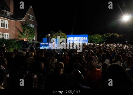 Bronxville, New York, États-Unis. 6th novembre 2022. Le président Joseph Biden Jr. Parle pendant l'arrêt de campagne pour la gouverneure Kathy Hochul au Collège Sarah Lawrence à Bronxville. Plus de milliers de participants ont assisté au rassemblement. De nombreux élus ont pris la parole au cours du rassemblement, notamment les deux sénateurs de l'État Charles Schumer et Kirsten Gilliband, le procureur général de l'État Letitia James, le contrôleur d'État Thomas DiNapoli, le représentant Jamaal Bowman et d'autres. (Credit image: © Lev Radin/Pacific Press via ZUMA Press Wire) Banque D'Images