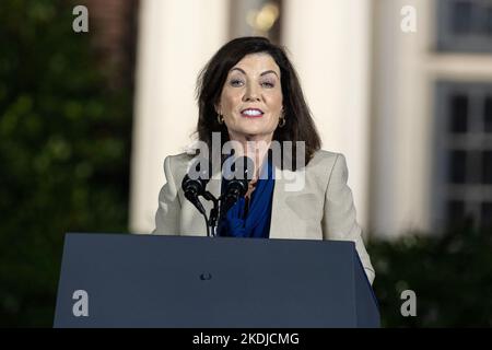 Bronxville, New York, États-Unis. 6th novembre 2022. La gouverneure Kathy Hochul parle pendant l'arrêt de campagne pour la gouverneure avec l'appui du président Joseph Biden Jr. Au Collège Sarah Lawrence à Bronxville. Plus de milliers de participants ont assisté au rassemblement. De nombreux élus ont pris la parole au cours du rassemblement, notamment les deux sénateurs de l'État Charles Schumer et Kirsten Gilliband, le procureur général de l'État Letitia James, le contrôleur d'État Thomas DiNapoli, le représentant Jamaal Bowman et d'autres. (Credit image: © Lev Radin/Pacific Press via ZUMA Press Wire) Banque D'Images