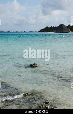 Dhiffushi est l'île habitée la plus à l'est des Maldives et est témoin du lever du soleil le premier dans le pays. Belle scène de l'après-midi. Banque D'Images